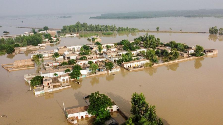 Sejumlah rumah terendam banjir setelah hujan monsun lebat membanjiri pemukiman di distrik Charsadda di provinsi Khyber Pakhtunkhwa, Pakistan, Sabtu (27/8/2022). Pemerintah Pakistan mengumumkan keadaan darurat untuk menangani banjir musim hujan yang berdampak terhadap lebih dari empat juta warga yang mengakibatkan 34 orang tewas di negara itu. (Photo by ABDUL MAJEED/AFP via Getty Images)