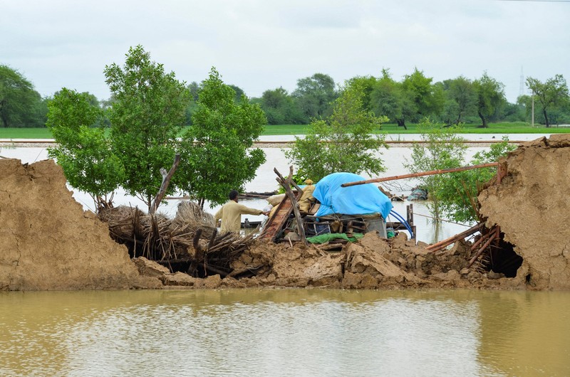 Banjir di Pakistan Sejumlah rumah terendam banjir setelah hujan monsun lebat membanjiri pemukiman di distrik Charsadda di provinsi Khyber Pakhtunkhwa, Pakistan, Sabtu (27/8/2022). Pemerintah Pakistan mengumumkan keadaan darurat untuk menangani banjir musim hujan yang berdampak terhadap lebih dari empat juta warga yang mengakibatkan 34 orang tewas di negara itu. (Photo by ABDUL MAJEED/AFP via Getty Images)