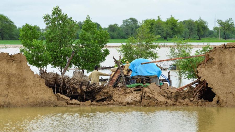 Sejumlah rumah terendam banjir setelah hujan monsun lebat membanjiri pemukiman di distrik Charsadda di provinsi Khyber Pakhtunkhwa, Pakistan, Sabtu (27/8/2022). Pemerintah Pakistan mengumumkan keadaan darurat untuk menangani banjir musim hujan yang berdampak terhadap lebih dari empat juta warga yang mengakibatkan 34 orang tewas di negara itu. (Photo by ABDUL MAJEED/AFP via Getty Images)