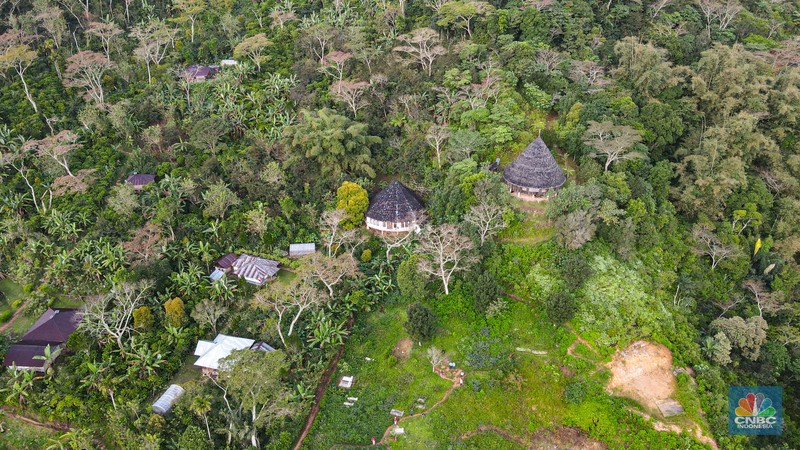 Desa Wisata Wae Rebo, NTT Wisatawan mengunjungi desa wisata Wae Rebo di Kecamatan Satarmese Barat, Kabupaten Manggarai, Nusa Tenggara Timur (NTT) , Jumat (28/7/2022). Wae Rebo merupakan salah satu desa wisata unggulan di NTT. (CNBC Indonesia/ Andrean Kristianto)