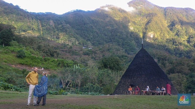 Desa Wisata Wae Rebo, NTT Wisatawan mengunjungi desa wisata Wae Rebo di Kecamatan Satarmese Barat, Kabupaten Manggarai, Nusa Tenggara Timur (NTT) , Jumat (28/7/2022). Wae Rebo merupakan salah satu desa wisata unggulan di NTT. (CNBC Indonesia/ Andrean Kristianto)