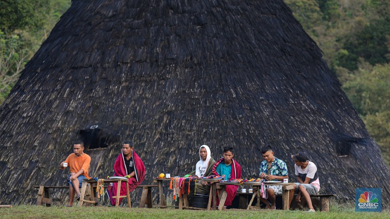 Wisatawan mengunjungi desa wisata Wae Rebo di Kecamatan Satarmese Barat, Kabupaten Manggarai, Nusa Tenggara Timur (NTT) , Jumat (28/7/2022). Wae Rebo merupakan salah satu desa wisata unggulan di NTT. (CNBC Indonesia/ Andrean Kristianto)