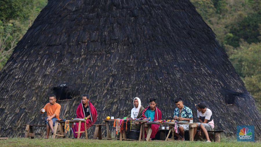 Wisatawan mengunjungi desa wisata Wae Rebo di Kecamatan Satarmese Barat, Kabupaten Manggarai, Nusa Tenggara Timur (NTT) , Jumat (28/7/2022). Wae Rebo merupakan salah satu desa wisata unggulan di NTT. (CNBC Indonesia/ Andrean Kristianto)