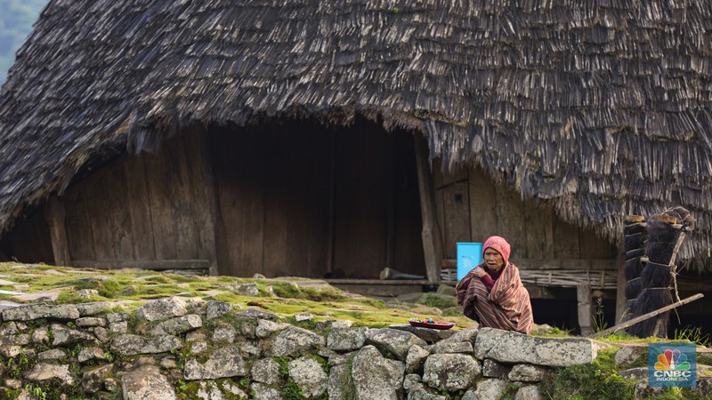 Desa Wisata Wae Rebo, NTT Wisatawan mengunjungi desa wisata Wae Rebo di Kecamatan Satarmese Barat, Kabupaten Manggarai, Nusa Tenggara Timur (NTT) , Jumat (28/7/2022). Wae Rebo merupakan salah satu desa wisata unggulan di NTT. (CNBC Indonesia/ Andrean Kristianto)