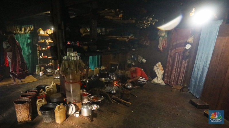 Desa Wisata Wae Rebo, NTT Wisatawan mengunjungi desa wisata Wae Rebo di Kecamatan Satarmese Barat, Kabupaten Manggarai, Nusa Tenggara Timur (NTT) , Jumat (28/7/2022). Wae Rebo merupakan salah satu desa wisata unggulan di NTT. (CNBC Indonesia/ Andrean Kristianto)