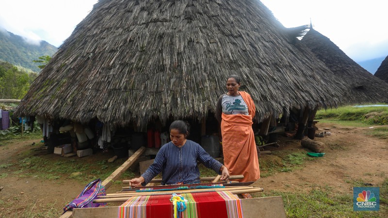 Desa Wisata Wae Rebo, NTT Wisatawan mengunjungi desa wisata Wae Rebo di Kecamatan Satarmese Barat, Kabupaten Manggarai, Nusa Tenggara Timur (NTT) , Jumat (28/7/2022). Wae Rebo merupakan salah satu desa wisata unggulan di NTT. (CNBC Indonesia/ Andrean Kristianto)