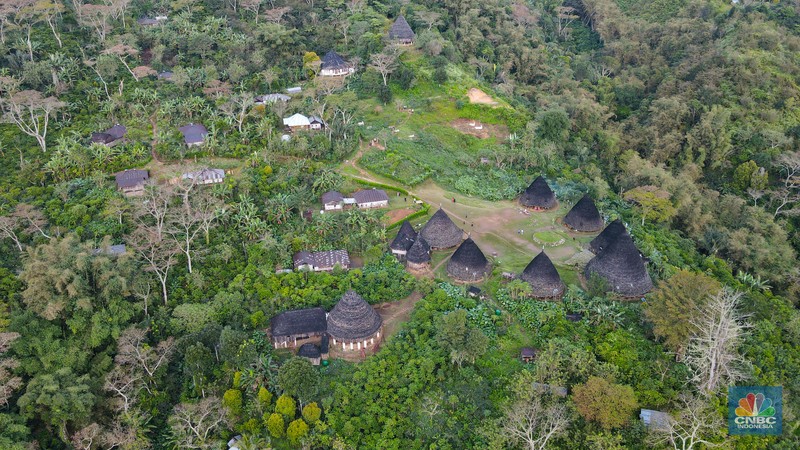 Desa Wisata Wae Rebo, NTT Wisatawan mengunjungi desa wisata Wae Rebo di Kecamatan Satarmese Barat, Kabupaten Manggarai, Nusa Tenggara Timur (NTT) , Jumat (28/7/2022). Wae Rebo merupakan salah satu desa wisata unggulan di NTT. (CNBC Indonesia/ Andrean Kristianto)
