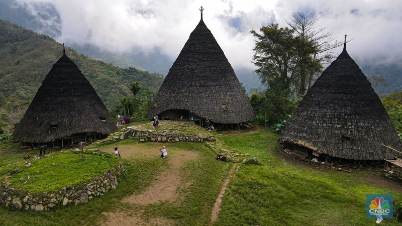 Desa Wisata Wae Rebo, NTT Wisatawan mengunjungi desa wisata Wae Rebo di Kecamatan Satarmese Barat, Kabupaten Manggarai, Nusa Tenggara Timur (NTT) , Jumat (28/7/2022). Wae Rebo merupakan salah satu desa wisata unggulan di NTT. (CNBC Indonesia/ Andrean Kristianto)