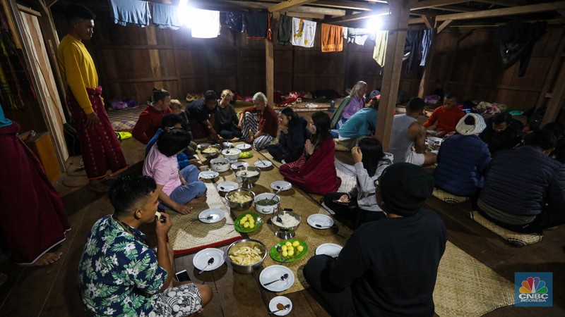 Desa Wisata Wae Rebo, NTT Wisatawan mengunjungi desa wisata Wae Rebo di Kecamatan Satarmese Barat, Kabupaten Manggarai, Nusa Tenggara Timur (NTT) , Jumat (28/7/2022). Wae Rebo merupakan salah satu desa wisata unggulan di NTT. (CNBC Indonesia/ Andrean Kristianto)