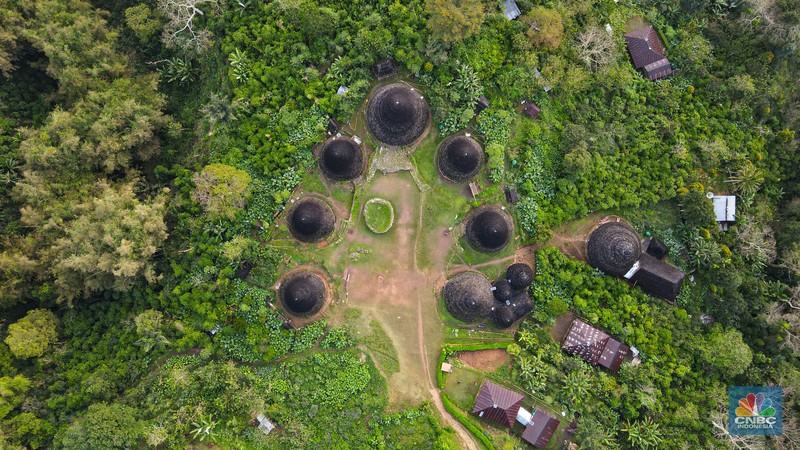 Desa Wisata Wae Rebo, NTT Wisatawan mengunjungi desa wisata Wae Rebo di Kecamatan Satarmese Barat, Kabupaten Manggarai, Nusa Tenggara Timur (NTT) , Jumat (28/7/2022). Wae Rebo merupakan salah satu desa wisata unggulan di NTT. (CNBC Indonesia/ Andrean Kristianto)