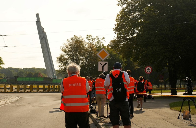 Monumen kemenangan Perang Dunia II Uni Soviet di Riga, Latvia Monumen kemenangan Perang Dunia II Soviet setinggi 80 meter dirobohkan di Riga, Latvia, Kamis (25/8/2022). Penghancuran monumen ini merupakan bagian dari upaya pemerintah untuk menunjukkan solidaritas dengan Ukraina dan untuk menghilangkan simbol dari apa yang dianggap banyak orang Latvia sebagai masa traumatis dalam sejarah negaranya. (Kaspars Krafts/F64 via AP)