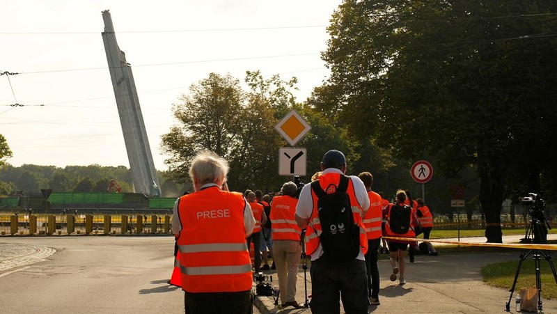 Monumen kemenangan Perang Dunia II Soviet setinggi 80 meter dirobohkan di Riga, Latvia, Kamis (25/8/2022). Penghancuran monumen ini merupakan bagian dari upaya pemerintah untuk menunjukkan solidaritas dengan Ukraina dan untuk menghilangkan simbol dari apa yang dianggap banyak orang Latvia sebagai masa traumatis dalam sejarah negaranya. (Kaspars Krafts/F64 via AP)