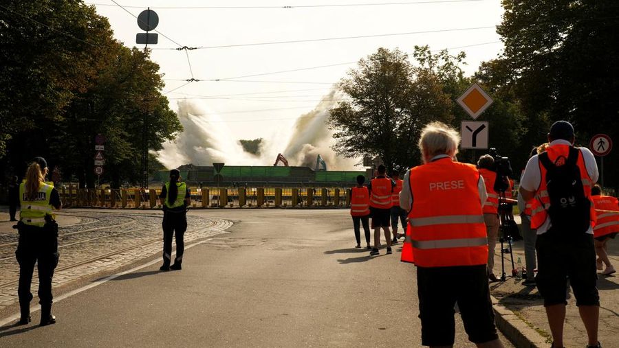 Monumen kemenangan Perang Dunia II Soviet setinggi 80 meter dirobohkan di Riga, Latvia, Kamis (25/8/2022). Penghancuran monumen ini merupakan bagian dari upaya pemerintah untuk menunjukkan solidaritas dengan Ukraina dan untuk menghilangkan simbol dari apa yang dianggap banyak orang Latvia sebagai masa traumatis dalam sejarah negaranya. (Kaspars Krafts/F64 via AP)