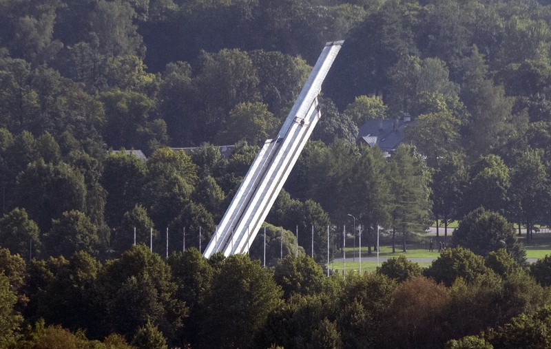 Monumen kemenangan Perang Dunia II Uni Soviet di Riga, Latvia Monumen kemenangan Perang Dunia II Soviet setinggi 80 meter dirobohkan di Riga, Latvia, Kamis (25/8/2022). Penghancuran monumen ini merupakan bagian dari upaya pemerintah untuk menunjukkan solidaritas dengan Ukraina dan untuk menghilangkan simbol dari apa yang dianggap banyak orang Latvia sebagai masa traumatis dalam sejarah negaranya. (Kaspars Krafts/F64 via AP)
