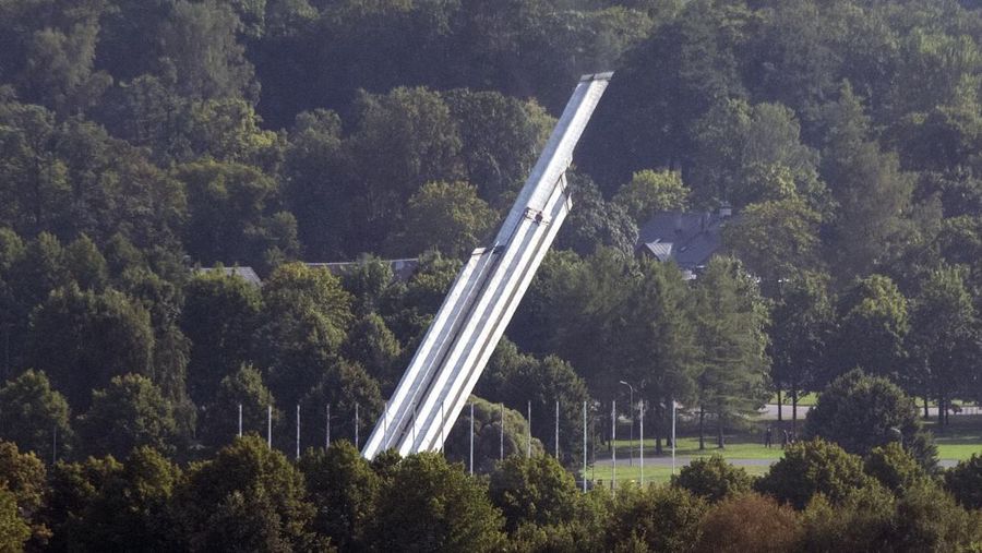 Monumen kemenangan Perang Dunia II Soviet setinggi 80 meter dirobohkan di Riga, Latvia, Kamis (25/8/2022). Penghancuran monumen ini merupakan bagian dari upaya pemerintah untuk menunjukkan solidaritas dengan Ukraina dan untuk menghilangkan simbol dari apa yang dianggap banyak orang Latvia sebagai masa traumatis dalam sejarah negaranya. (Kaspars Krafts/F64 via AP)