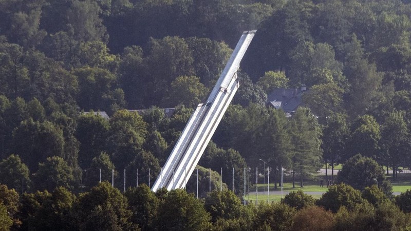 Monumen kemenangan Perang Dunia II Soviet setinggi 80 meter dirobohkan di Riga, Latvia, Kamis (25/8/2022). Penghancuran monumen ini merupakan bagian dari upaya pemerintah untuk menunjukkan solidaritas dengan Ukraina dan untuk menghilangkan simbol dari apa yang dianggap banyak orang Latvia sebagai masa traumatis dalam sejarah negaranya. (Kaspars Krafts/F64 via AP)