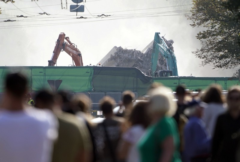 Monumen kemenangan Perang Dunia II Uni Soviet di Riga, Latvia Monumen kemenangan Perang Dunia II Soviet setinggi 80 meter dirobohkan di Riga, Latvia, Kamis (25/8/2022). Penghancuran monumen ini merupakan bagian dari upaya pemerintah untuk menunjukkan solidaritas dengan Ukraina dan untuk menghilangkan simbol dari apa yang dianggap banyak orang Latvia sebagai masa traumatis dalam sejarah negaranya. (Kaspars Krafts/F64 via AP)