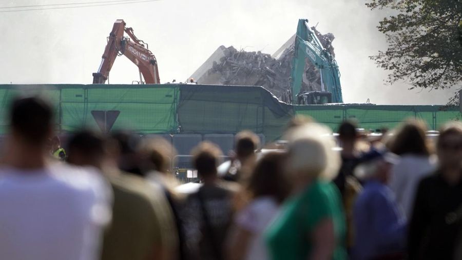 Monumen kemenangan Perang Dunia II Soviet setinggi 80 meter dirobohkan di Riga, Latvia, Kamis (25/8/2022). Penghancuran monumen ini merupakan bagian dari upaya pemerintah untuk menunjukkan solidaritas dengan Ukraina dan untuk menghilangkan simbol dari apa yang dianggap banyak orang Latvia sebagai masa traumatis dalam sejarah negaranya. (Kaspars Krafts/F64 via AP)