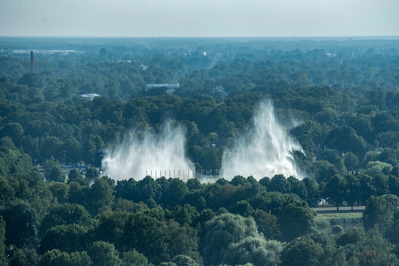 Monumen kemenangan Perang Dunia II Uni Soviet di Riga, Latvia Monumen kemenangan Perang Dunia II Soviet setinggi 80 meter dirobohkan di Riga, Latvia, Kamis (25/8/2022). Penghancuran monumen ini merupakan bagian dari upaya pemerintah untuk menunjukkan solidaritas dengan Ukraina dan untuk menghilangkan simbol dari apa yang dianggap banyak orang Latvia sebagai masa traumatis dalam sejarah negaranya. (Kaspars Krafts/F64 via AP)