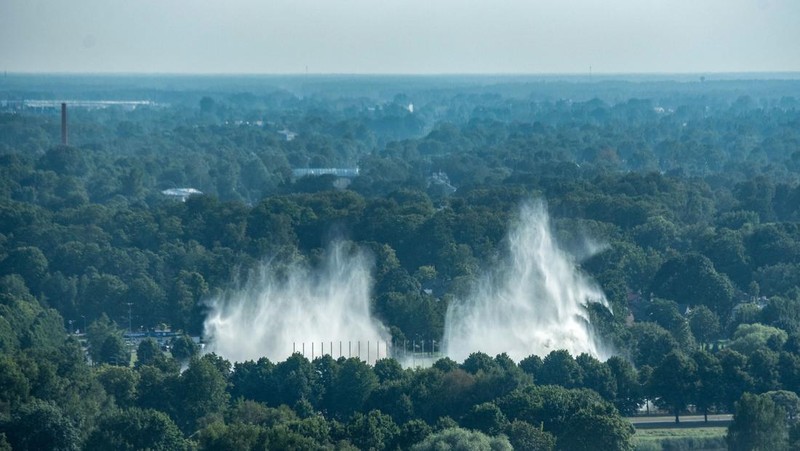 Monumen kemenangan Perang Dunia II Soviet setinggi 80 meter dirobohkan di Riga, Latvia, Kamis (25/8/2022). Penghancuran monumen ini merupakan bagian dari upaya pemerintah untuk menunjukkan solidaritas dengan Ukraina dan untuk menghilangkan simbol dari apa yang dianggap banyak orang Latvia sebagai masa traumatis dalam sejarah negaranya. (Kaspars Krafts/F64 via AP)