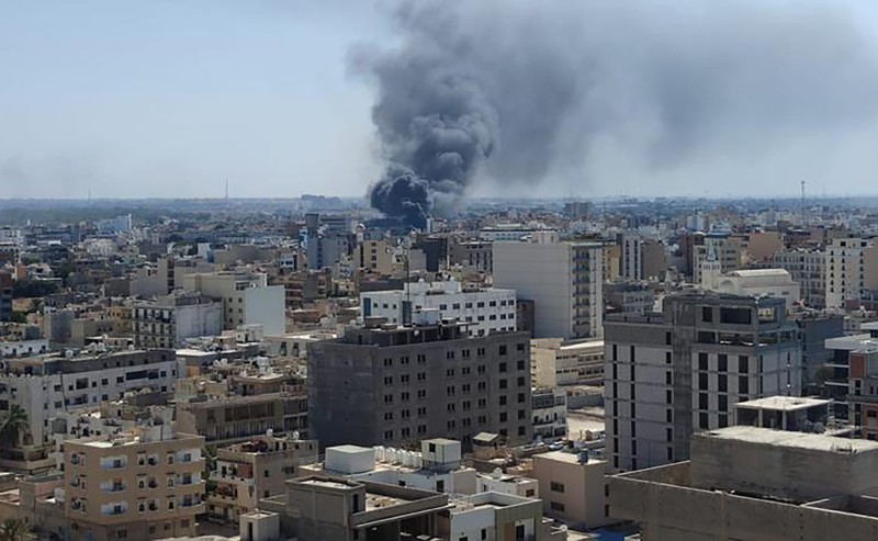 Asap mengepul setelah bentrokan antara dua milisi saingan yang beroperasi antara wilayah Qaser Ben Ghashir dan Al-Sarim, di Tripoli, Libya pada 27 Agustus 2022. (Anadolu Agency via Getty Images) Asap mengepul setelah bentrokan antara dua milisi saingan yang beroperasi antara wilayah Qaser Ben Ghashir dan Al-Sarim, di Tripoli, Libya pada 27 Agustus 2022. (Anadolu Agency via Getty Images)