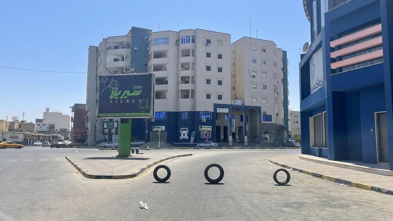 Asap mengepul setelah bentrokan antara dua milisi saingan yang beroperasi antara wilayah Qaser Ben Ghashir dan Al-Sarim, di Tripoli, Libya pada 27 Agustus 2022. (Anadolu Agency via Getty Images)