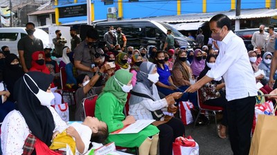 Mengawali rangkaian kunjungan kerja di Provinsi Jawa Barat, Presiden Joko Widodo didampingi Ibu Iriana Joko Widodo mengunjungi Pasar Cicaheum, Kota Bandung, pada Minggu, 28 Agustus 2022. Tiba sekitar pukul 09.21 WIB, Presiden Jokowi beserta Ibu Iriana langsung menyapa para pedagang dan menyerahkan bantuan sosial kepada para penerima manfaat. Ist Mengawali rangkaian kunjungan kerja di Provinsi Jawa Barat, Presiden Joko Widodo didampingi Ibu Iriana Joko Widodo mengunjungi Pasar Cicaheum, Kota Bandung, pada Minggu, 28 Agustus 2022. Tiba sekitar pukul 09.21 WIB, Presiden Jokowi beserta Ibu Iriana langsung menyapa para pedagang dan menyerahkan bantuan sosial kepada para penerima manfaat. Ist