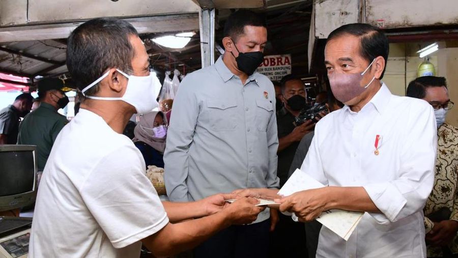 Mengawali rangkaian kunjungan kerja di Provinsi Jawa Barat, Presiden Joko Widodo didampingi Ibu Iriana Joko Widodo mengunjungi Pasar Cicaheum, Kota Bandung, pada Minggu, 28 Agustus 2022. Tiba sekitar pukul 09.21 WIB, Presiden Jokowi beserta Ibu Iriana langsung menyapa para pedagang dan menyerahkan bantuan sosial kepada para penerima manfaat. Ist
