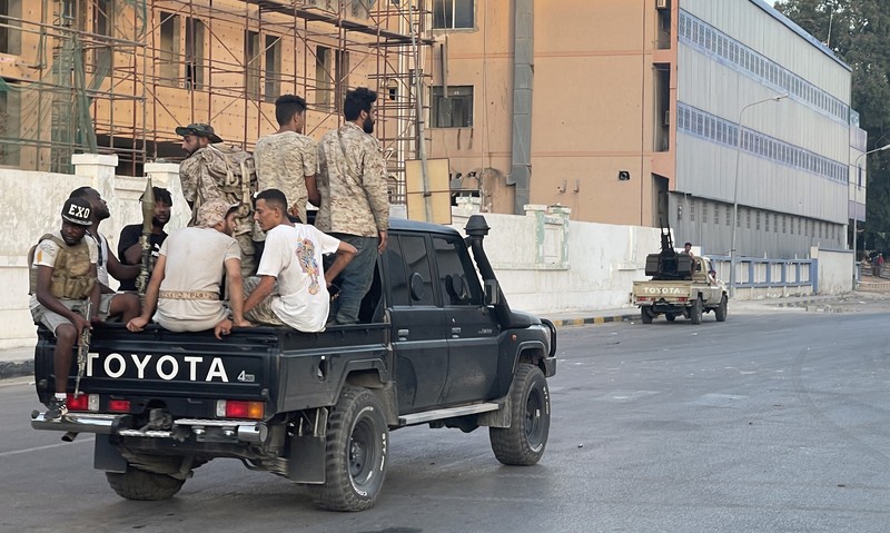 Asap mengepul setelah bentrokan antara dua milisi saingan yang beroperasi antara wilayah Qaser Ben Ghashir dan Al-Sarim, di Tripoli, Libya pada 27 Agustus 2022. (Anadolu Agency via Getty Images) Asap mengepul setelah bentrokan antara dua milisi saingan yang beroperasi antara wilayah Qaser Ben Ghashir dan Al-Sarim, di Tripoli, Libya pada 27 Agustus 2022. (Anadolu Agency via Getty Images)
