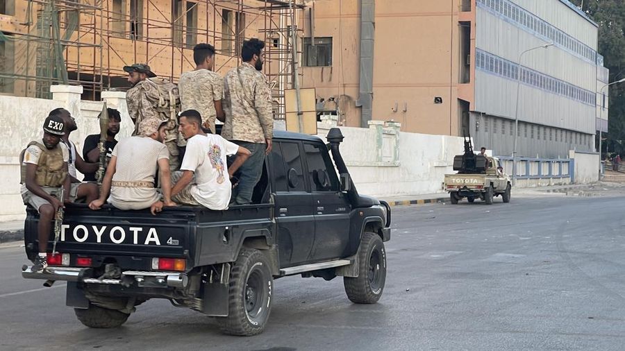 Asap mengepul setelah bentrokan antara dua milisi saingan yang beroperasi antara wilayah Qaser Ben Ghashir dan Al-Sarim, di Tripoli, Libya pada 27 Agustus 2022. (Anadolu Agency via Getty Images)