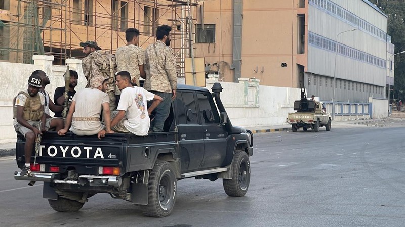 Asap mengepul setelah bentrokan antara dua milisi saingan yang beroperasi antara wilayah Qaser Ben Ghashir dan Al-Sarim, di Tripoli, Libya pada 27 Agustus 2022. (Anadolu Agency via Getty Images)
