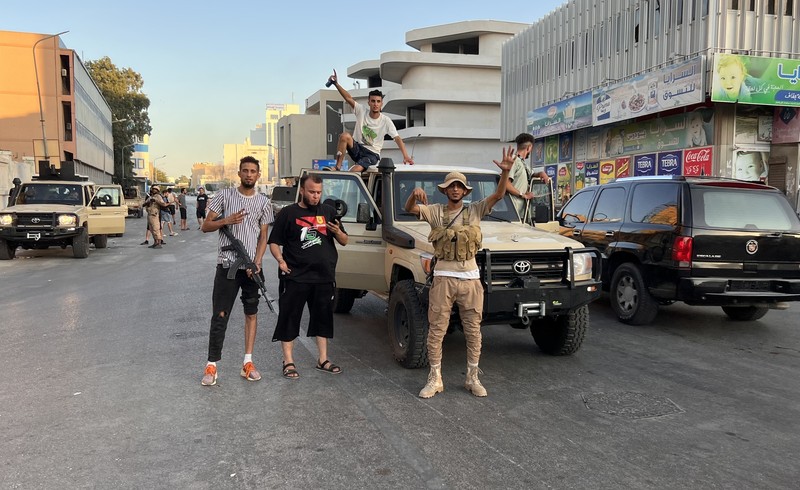 Asap mengepul setelah bentrokan antara dua milisi saingan yang beroperasi antara wilayah Qaser Ben Ghashir dan Al-Sarim, di Tripoli, Libya pada 27 Agustus 2022. (Anadolu Agency via Getty Images) Asap mengepul setelah bentrokan antara dua milisi saingan yang beroperasi antara wilayah Qaser Ben Ghashir dan Al-Sarim, di Tripoli, Libya pada 27 Agustus 2022. (Anadolu Agency via Getty Images)