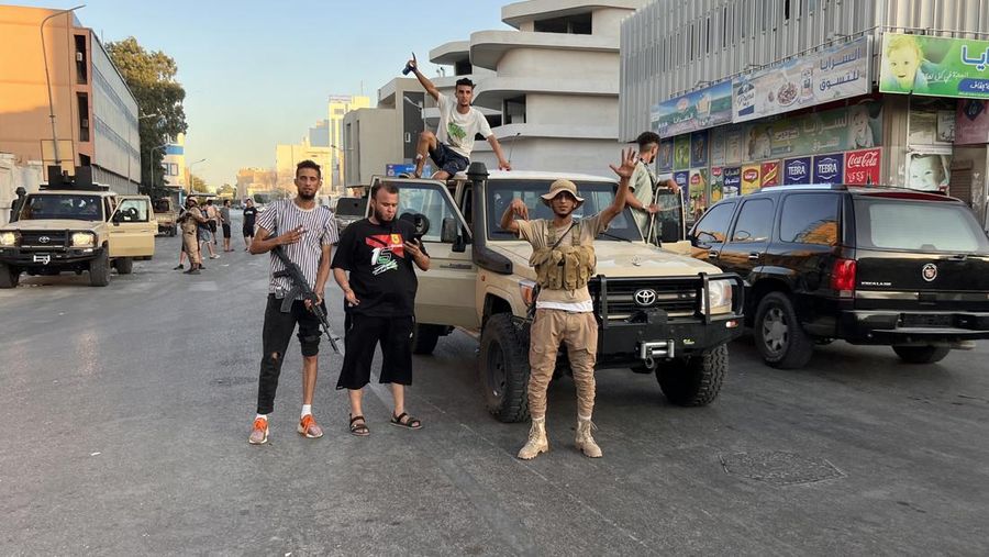 Asap mengepul setelah bentrokan antara dua milisi saingan yang beroperasi antara wilayah Qaser Ben Ghashir dan Al-Sarim, di Tripoli, Libya pada 27 Agustus 2022. (Anadolu Agency via Getty Images)