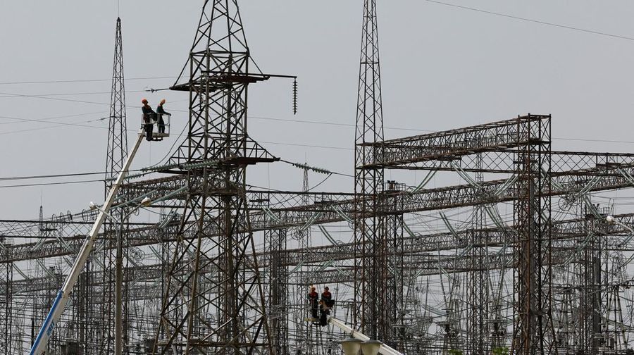 Pembangkit Listrik Tenaga Nuklir Zaporizhzhiadi Ukrina. (REUTERS/ALEXANDER ERMOCHENKO)