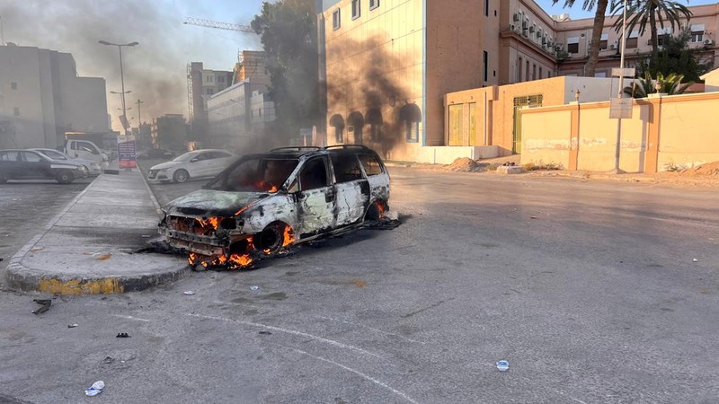 Asap mengepul setelah bentrokan antara dua milisi saingan yang beroperasi antara wilayah Qaser Ben Ghashir dan Al-Sarim, di Tripoli, Libya pada 27 Agustus 2022. (Anadolu Agency via Getty Images)