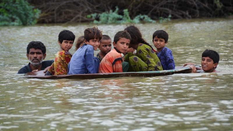 Kombinasi foto 24 Maret dan 28 Agustus 2022 yang disediakan oleh Maxar Technologies ini menunjukkan sebuah desa dan ladang di Rajanpur, Pakistan, setelah banjir. AP/y, as the country’s climate minister called the deadly monsoon season “a serious climate catastrophe.” (Maxar Technologies via AP)