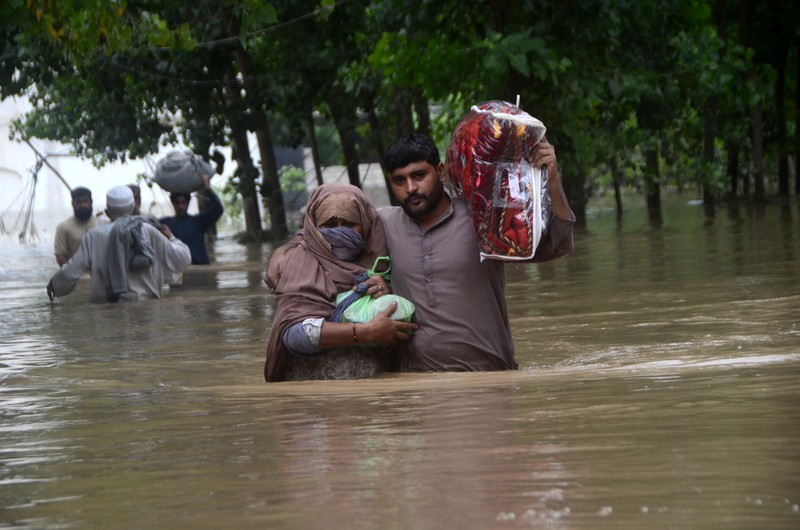 Kombinasi foto 24 Maret dan 28 Agustus 2022 yang disediakan oleh Maxar Technologies ini menunjukkan sebuah desa dan ladang di Rajanpur, Pakistan, setelah banjir. AP/ Kombinasi foto 24 Maret dan 28 Agustus 2022 yang disediakan oleh Maxar Technologies ini menunjukkan sebuah desa dan ladang di Rajanpur, Pakistan, setelah banjir. AP/y, as the country’s climate minister called the deadly monsoon season “a serious climate catastrophe.” (Maxar Technologies via AP)