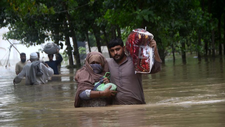 Kombinasi foto 24 Maret dan 28 Agustus 2022 yang disediakan oleh Maxar Technologies ini menunjukkan sebuah desa dan ladang di Rajanpur, Pakistan, setelah banjir. AP/y, as the country’s climate minister called the deadly monsoon season “a serious climate catastrophe.” (Maxar Technologies via AP)