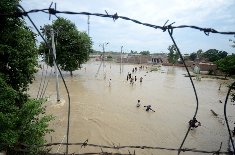 Kombinasi foto 24 Maret dan 28 Agustus 2022 yang disediakan oleh Maxar Technologies ini menunjukkan sebuah desa dan ladang di Rajanpur, Pakistan, setelah banjir. AP/y, as the country’s climate minister called the deadly monsoon season “a serious climate catastrophe.” (Maxar Technologies via AP)