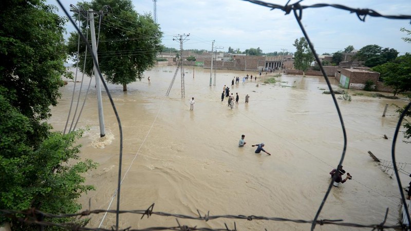 Kombinasi foto 24 Maret dan 28 Agustus 2022 yang disediakan oleh Maxar Technologies ini menunjukkan sebuah desa dan ladang di Rajanpur, Pakistan, setelah banjir. AP/y, as the country’s climate minister called the deadly monsoon season “a serious climate catastrophe.” (Maxar Technologies via AP)