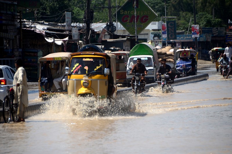 Kombinasi foto 24 Maret dan 28 Agustus 2022 yang disediakan oleh Maxar Technologies ini menunjukkan sebuah desa dan ladang di Rajanpur, Pakistan, setelah banjir. AP/y, as the country’s climate minister called the deadly monsoon season “a serious climate catastrophe.” (Maxar Technologies via AP)