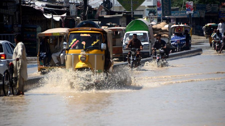 Kombinasi foto 24 Maret dan 28 Agustus 2022 yang disediakan oleh Maxar Technologies ini menunjukkan sebuah desa dan ladang di Rajanpur, Pakistan, setelah banjir. AP/y, as the country’s climate minister called the deadly monsoon season “a serious climate catastrophe.” (Maxar Technologies via AP)