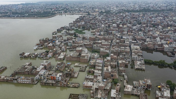 Banjir menggenangi rumah-rumah di tepi sungai Gangga menyusul hujan deras di Pakistan. (AP/Rajesh Kumar Singh)