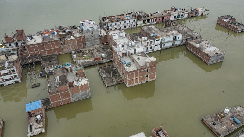 Kombinasi foto 24 Maret dan 28 Agustus 2022 yang disediakan oleh Maxar Technologies ini menunjukkan sebuah desa dan ladang di Rajanpur, Pakistan, setelah banjir. AP/ Kombinasi foto 24 Maret dan 28 Agustus 2022 yang disediakan oleh Maxar Technologies ini menunjukkan sebuah desa dan ladang di Rajanpur, Pakistan, setelah banjir. AP/y, as the country’s climate minister called the deadly monsoon season “a serious climate catastrophe.” (Maxar Technologies via AP)