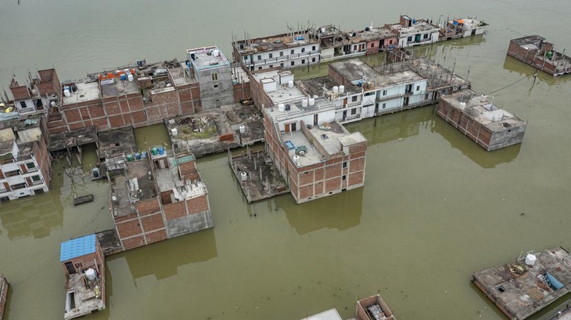 Kombinasi foto 24 Maret dan 28 Agustus 2022 yang disediakan oleh Maxar Technologies ini menunjukkan sebuah desa dan ladang di Rajanpur, Pakistan, setelah banjir. AP/y, as the country’s climate minister called the deadly monsoon season “a serious climate catastrophe.” (Maxar Technologies via AP)