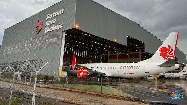 Batam Aero Technic (BAT) sebagai pusat perawatan dan pengerjaan penanganan perbaikan pesawat udara (Maintenance, Repair, Overhaul/ MRO) member of Lion Air Group senantiasa mengembangkan kapabilitas dan kemampuan. (CNBC Indonesia/Wahyu Daniel P) Batam Aero Technic (BAT) sebagai pusat perawatan dan pengerjaan penanganan perbaikan pesawat udara (Maintenance, Repair, Overhaul/ MRO) member of Lion Air Group senantiasa mengembangkan kapabilitas dan kemampuan. (CNBC Indonesia/Wahyu Daniel P)