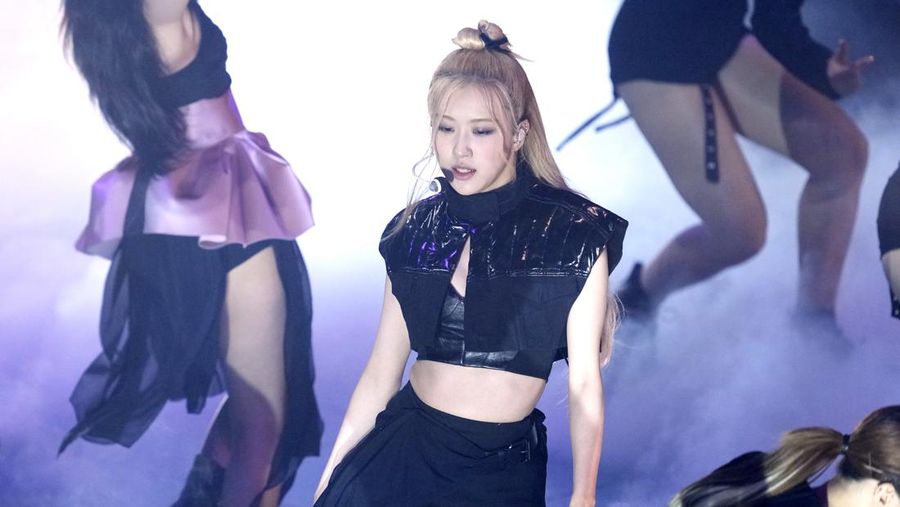 Girl group Korea Selatan BLACKPINK tampil di atas panggung selama MTV Video Music Awards di Prudential Center di Newark, New Jersey pada 28 Agustus 2022. (AFP via Getty Images/ANGELA WEISS)
