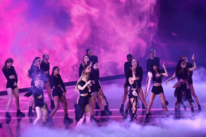 Girl group Korea Selatan BLACKPINK tampil di atas panggung selama MTV Video Music Awards di Prudential Center di Newark, New Jersey pada 28 Agustus 2022. (AFP via Getty Images/ANGELA WEISS)
