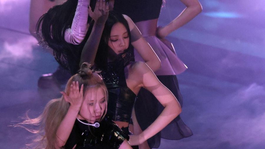 Girl group Korea Selatan BLACKPINK tampil di atas panggung selama MTV Video Music Awards di Prudential Center di Newark, New Jersey pada 28 Agustus 2022. (AFP via Getty Images/ANGELA WEISS)