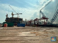 Di Indonesia sudah ada fasilitas produksi anjungan lepas pantai di Batam, Kepulauan Riau. Fasilitas ini dimiliki oleh McDermott. (CNBC Indonesia/Wahyu Daniel P)